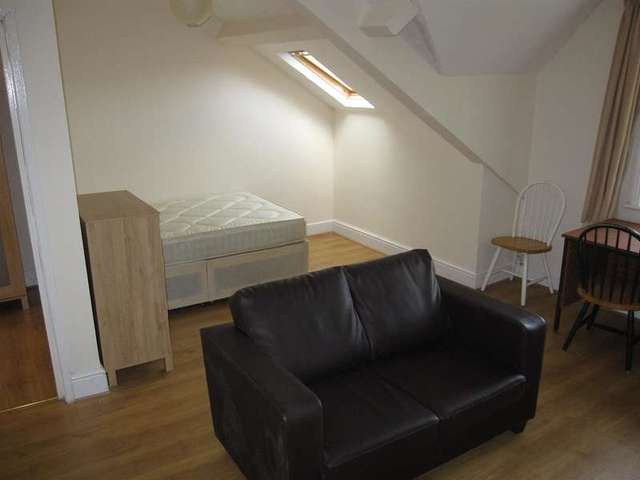  Image of Studio flat to rent in Simonside Terrace Heaton Newcastle upon Tyne NE6 at Heaton  Newcastle upon Tyne, NE6 5JX