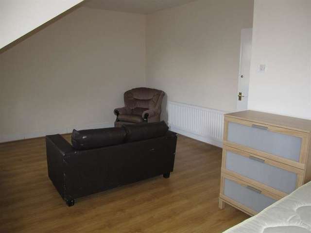  Image of Studio flat to rent in Simonside Terrace Heaton Newcastle upon Tyne NE6 at Heaton  Newcastle upon Tyne, NE6 5JX