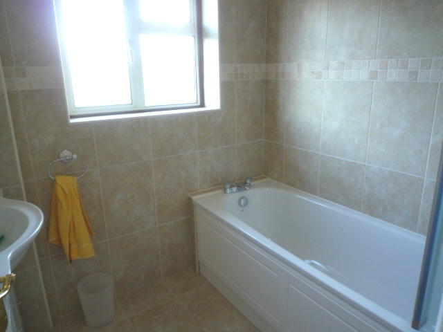  Image of 3 bedroom Detached house to rent in Snellings Road Hersham Walton-on-Thames KT12 at Hersham  Walton-on-Thames, KT12 5JG