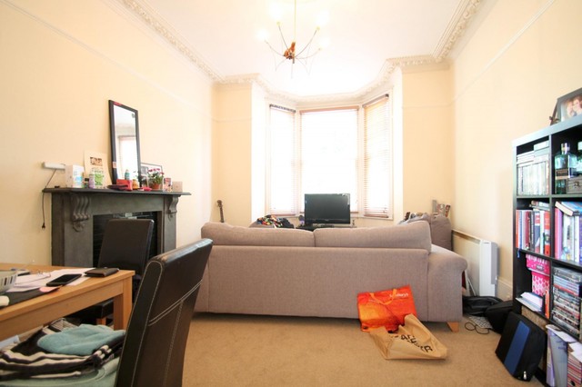  Image of 1 bedroom Ground Flat to rent in St. Andrews Square Surbiton KT6 at 37 St. Andrews Square  Surbiton, KT6 4EG