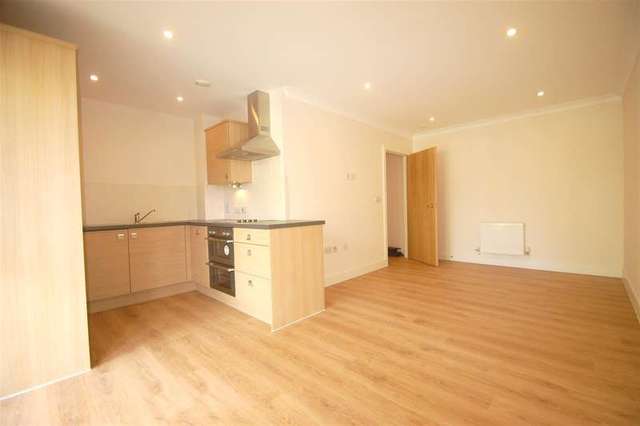  Image of 1 bedroom Apartment to rent in St. Catherines Close London SW17 at Raynes Park, SW20 9NL