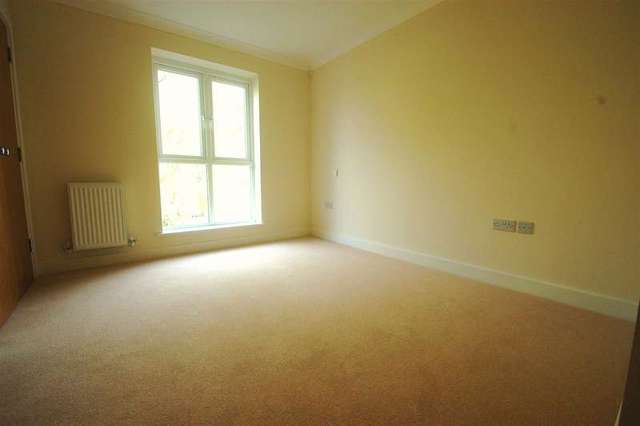  Image of 1 bedroom Apartment to rent in St. Catherines Close London SW17 at Raynes Park, SW20 9NL