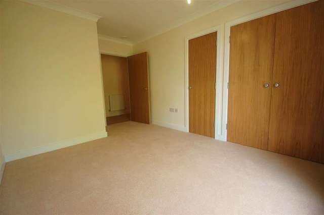  Image of 1 bedroom Apartment to rent in St. Catherines Close London SW17 at Raynes Park, SW20 9NL