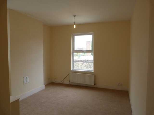  Image of 3 bedroom Flat to rent in Garratt Lane London SW18 at Garratt Lane  Earlsfield, SW18 4ST