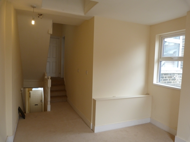  Image of 3 bedroom Flat to rent in Garratt Lane London SW18 at Garratt Lane  Earlsfield, SW18 4ST