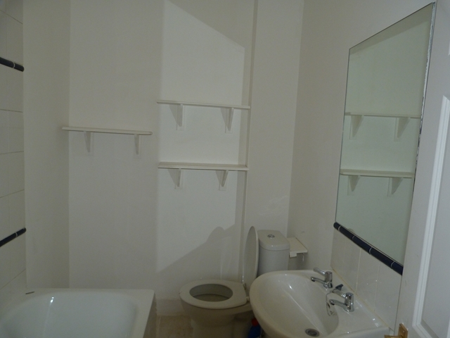 Image of 3 bedroom Flat to rent in Garratt Lane London SW18 at Garratt Lane  Earlsfield, SW18 4ST