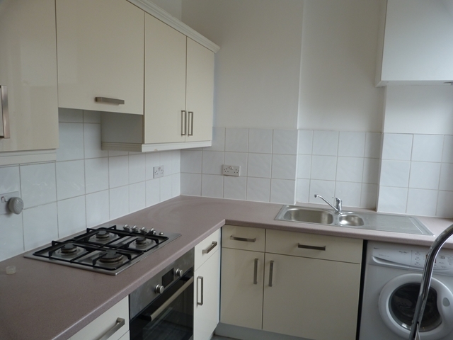  Image of 3 bedroom Flat to rent in Garratt Lane London SW18 at Garratt Lane  Earlsfield, SW18 4ST