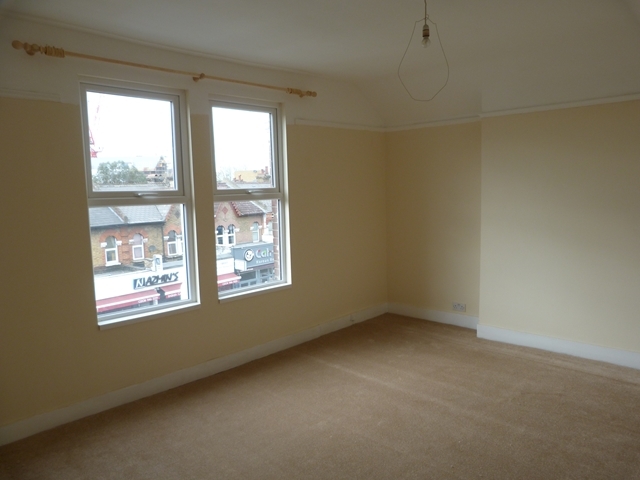  Image of 3 bedroom Flat to rent in Garratt Lane London SW18 at Garratt Lane  Earlsfield, SW18 4ST