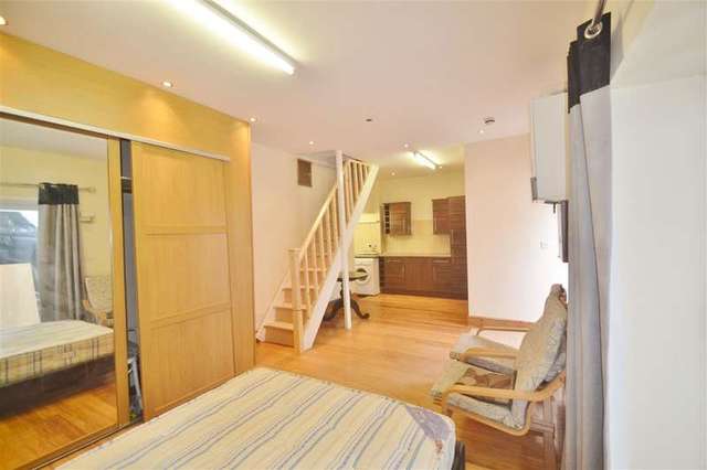  Image of Studio flat to rent in Sutherland Grove London SW18 at West Hill, SW18 5PU