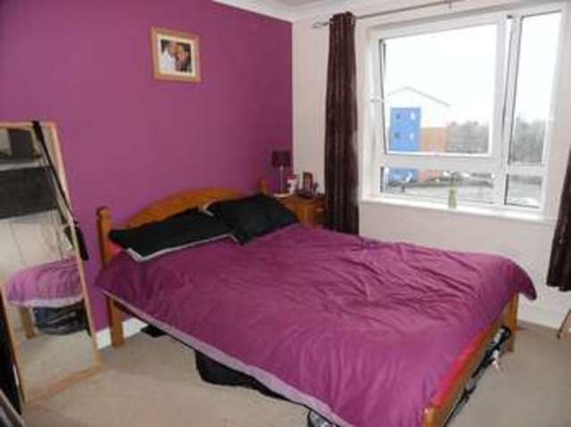  Image of 2 bedroom Flat to rent in Cleeve Way Sutton SM1 at Sutton, SM1 3TX