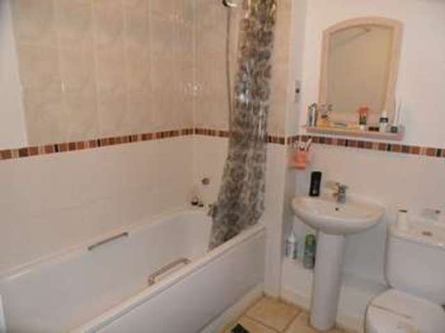  Image of 2 bedroom Flat to rent in Cleeve Way Sutton SM1 at Sutton, SM1 3TX
