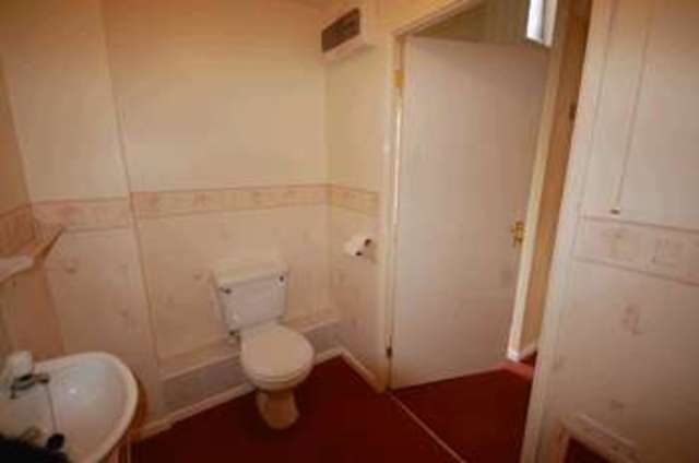  Image of 3 bedroom Property to rent in Swallows Croft Reading RG1 at Swallows Croft Reading Reading, RG1 6EH