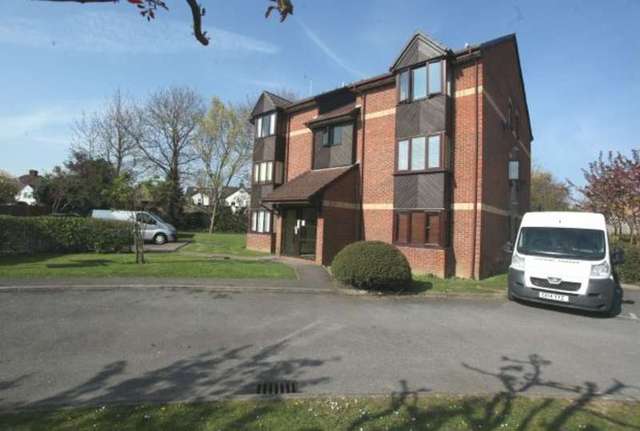  Image of 1 bedroom Studio flat for sale in Maypole Road Taplow Maidenhead SL6 at Taplow, SL6 0NF