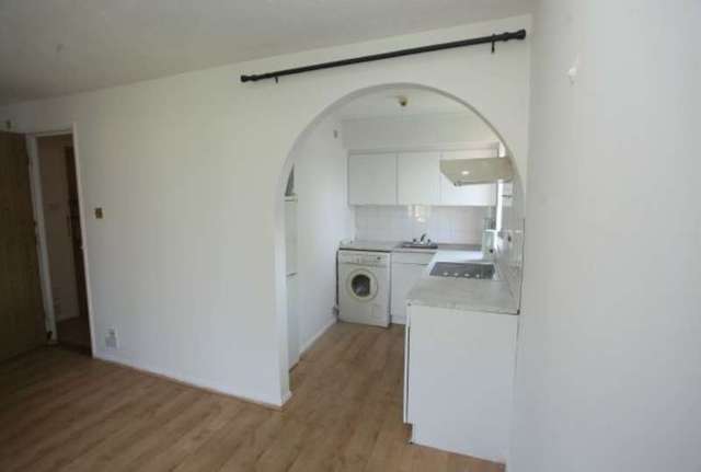  Image of 1 bedroom Studio flat for sale in Maypole Road Taplow Maidenhead SL6 at Taplow, SL6 0NF