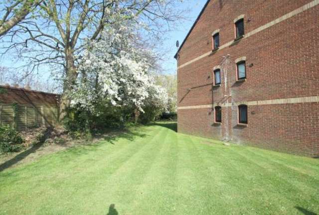  Image of 1 bedroom Studio flat for sale in Maypole Road Taplow Maidenhead SL6 at Taplow, SL6 0NF