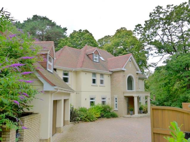  Image of 6 bedroom Detached house to rent in Upper Golf Links Road Broadstone BH18 at Broadstone  Broadstone, BH18 8BT