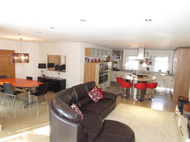  Image of 6 bedroom Detached house to rent in Upper Golf Links Road Broadstone BH18 at Broadstone  Broadstone, BH18 8BT