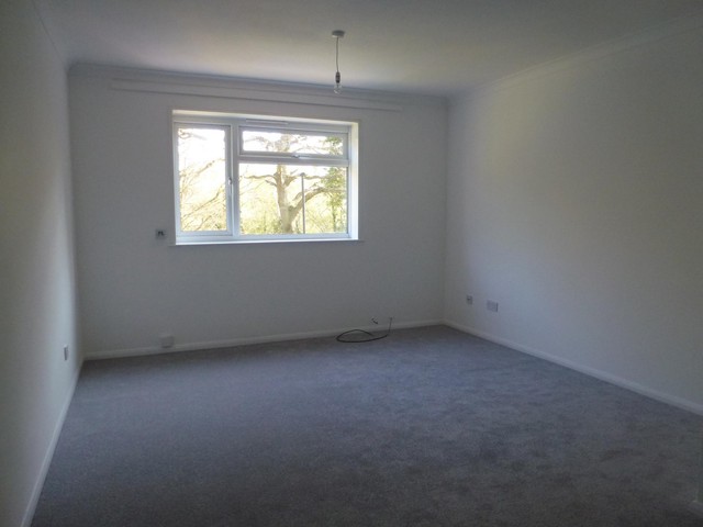  Image of 2 bedroom Detached house to rent in Wadhurst Gardens Southampton SO19 at Southampton, SO19 9QR