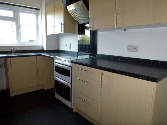  Image of 2 bedroom Detached house to rent in Wadhurst Gardens Southampton SO19 at Southampton, SO19 9QR