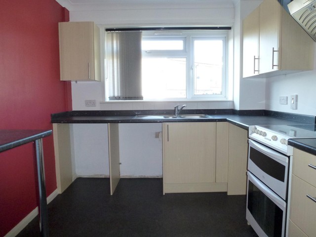  Image of 2 bedroom Detached house to rent in Wadhurst Gardens Southampton SO19 at Southampton, SO19 9QR