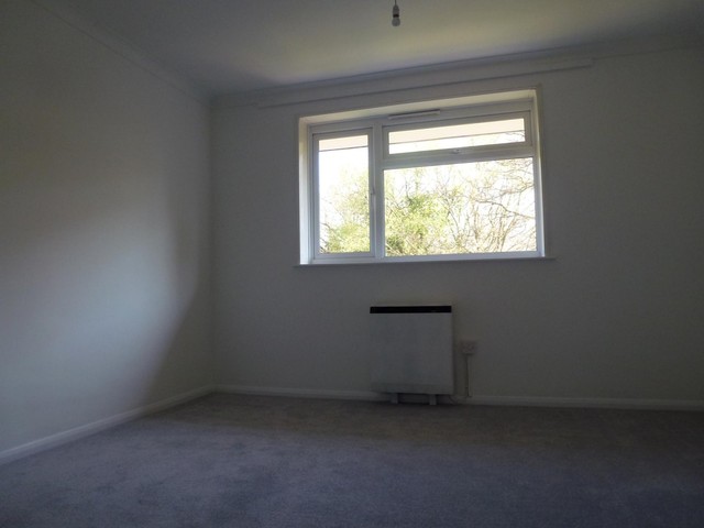  Image of 2 bedroom Detached house to rent in Wadhurst Gardens Southampton SO19 at Southampton, SO19 9QR