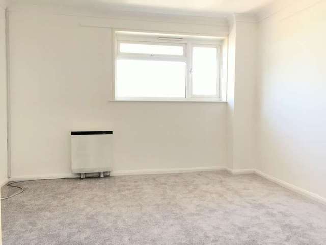  Image of 2 bedroom Maisonette to rent in Wadhurst Gardens Southampton SO19 at Weston  Southampton, SO19 9QR