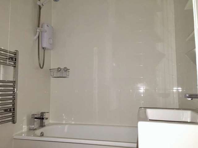  Image of 2 bedroom Maisonette to rent in Wadhurst Gardens Southampton SO19 at Weston  Southampton, SO19 9QR