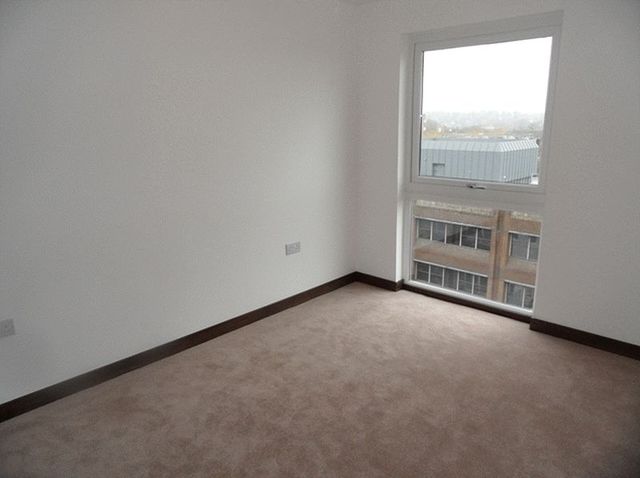  Image of 2 bedroom Flat to rent in Manor Road Wallington SM6 at Wallington, SM6 0AR