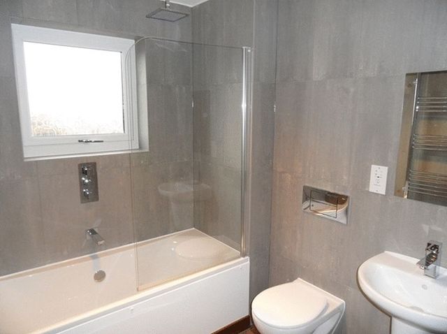 Image of 2 bedroom Flat to rent in Manor Road Wallington SM6 at Wallington, SM6 0AR