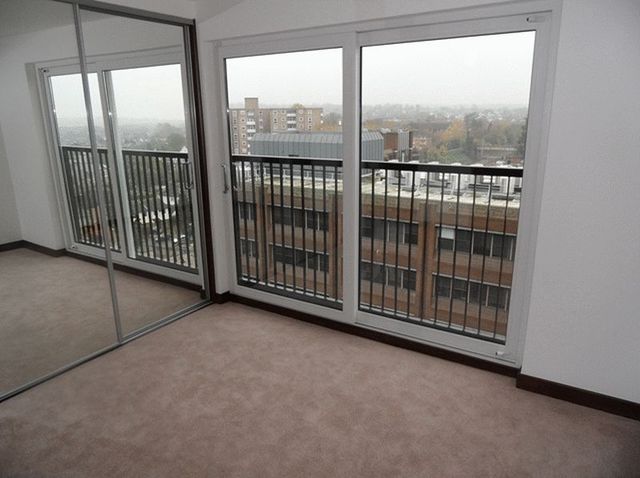  Image of 2 bedroom Flat to rent in Manor Road Wallington SM6 at Wallington, SM6 0AR
