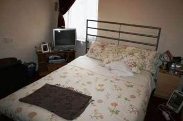  Image of 3 bedroom Terraced house to rent in Wanstead Park Road Cranbrook Ilford IG1 at Wanstead Park Road  Ilford, IG1 3TH