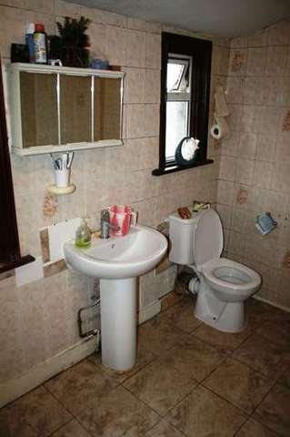 Image of 3 bedroom Terraced house to rent in Wanstead Park Road Cranbrook Ilford IG1 at Wanstead Park Road  Ilford, IG1 3TH
