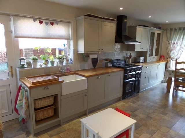  Image of 4 bedroom Detached house for sale in Westbury Lane Newport Pagnell MK16 at Newport Pagnell, MK16 8PT
