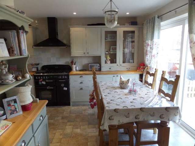  Image of 4 bedroom Detached house for sale in Westbury Lane Newport Pagnell MK16 at Newport Pagnell, MK16 8PT