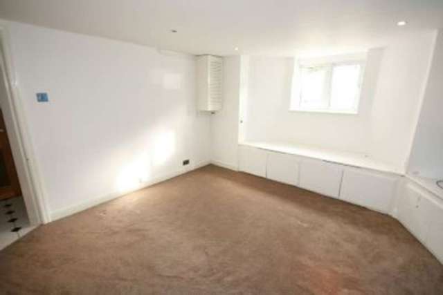  Image of 4 bedroom End of Terrace to rent in Westgate Hale Altrincham WA15 at ALTRINCHAM, WA15 9AY