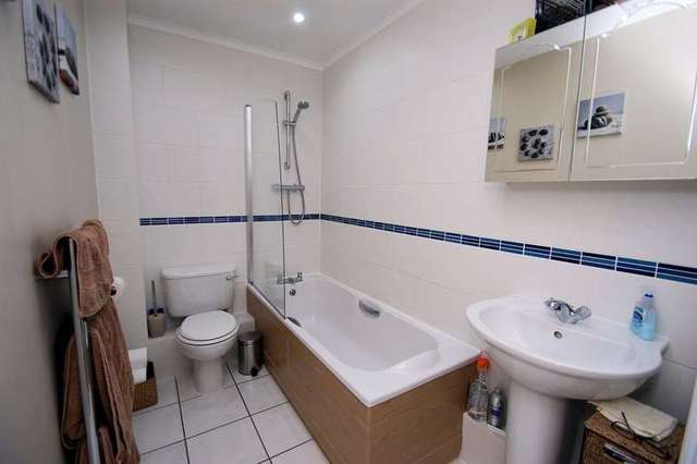  Image of 1 bedroom Flat to rent in Windsor Drive Wallingford OX10 at Wallingford, OX10 9GG