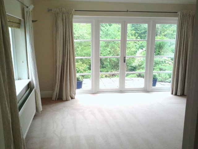  Image of 1 bedroom Flat to rent in Lunghurst Road Woldingham Caterham CR3 at Lunghurst Road Woldingham Caterham, CR3 7HF