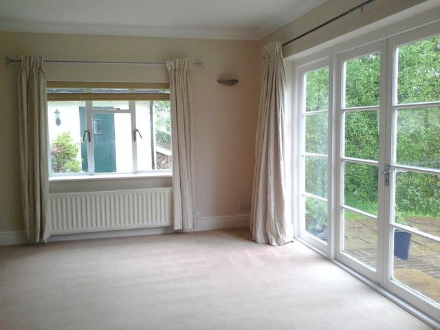  Image of 1 bedroom Flat to rent in Lunghurst Road Woldingham Caterham CR3 at Lunghurst Road Woldingham Caterham, CR3 7HF