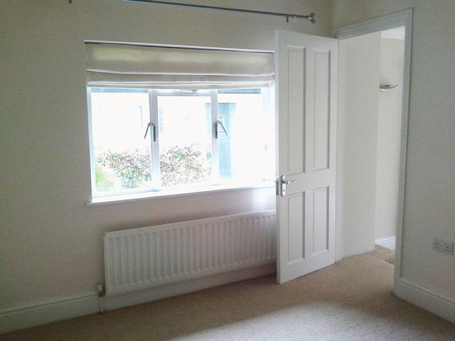  Image of 1 bedroom Flat to rent in Lunghurst Road Woldingham Caterham CR3 at Lunghurst Road Woldingham Caterham, CR3 7HF