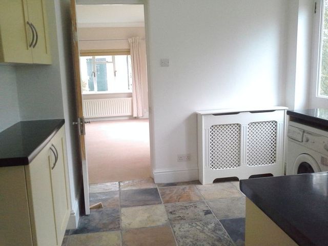  Image of 1 bedroom Flat to rent in Lunghurst Road Woldingham Caterham CR3 at Lunghurst Road Woldingham Caterham, CR3 7HF
