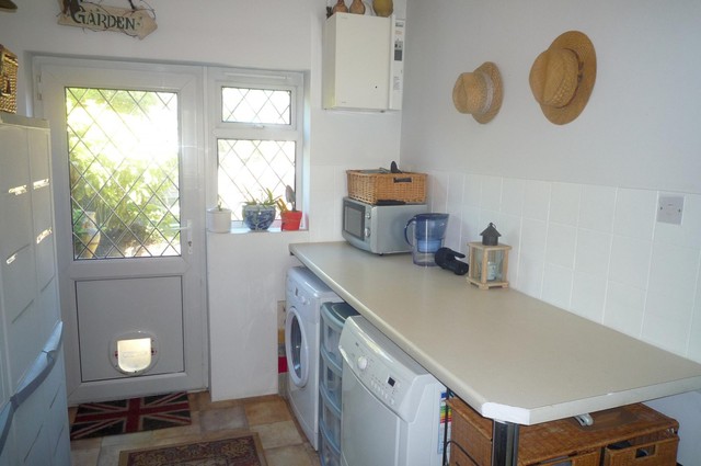  Image of 4 bedroom Semi-Detached house to rent in Woodfield Avenue Farlington Portsmouth PO6 at Portsmouth, PO6 1AN