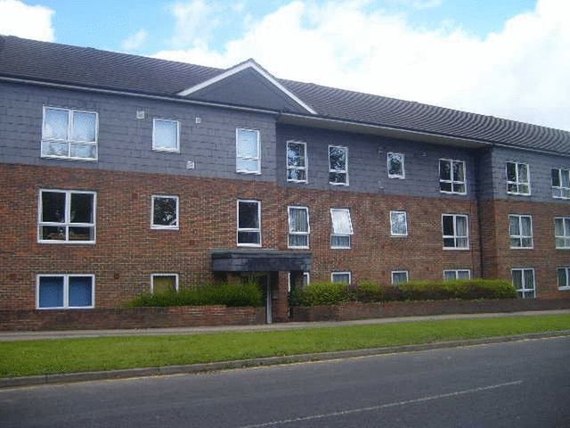  Image of 2 bedroom Flat to rent in Briarwood Court The Avenue Worcester Park KT4 at WORCESTER PARK, KT4 7EL