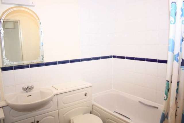  Image of 1 bedroom Flat to rent in Millennium Drive London E14 at Docklands, E14 3GH