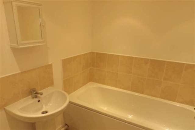  Image of 2 bedroom Flat to rent in Park Drive Huddersfield HD1 at Huddersfield, HD1 4EB