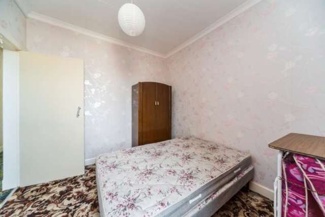  Image of 2 bedroom Flat for sale in Hawthornvale Edinburgh EH6 at Hawthornvale  Edinburgh, EH6 4JW