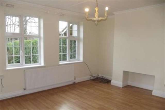  Image of 3 bedroom Detached house to rent in Acacia Avenue Hale Altrincham WA15 at Altrincham, WA15 8QX