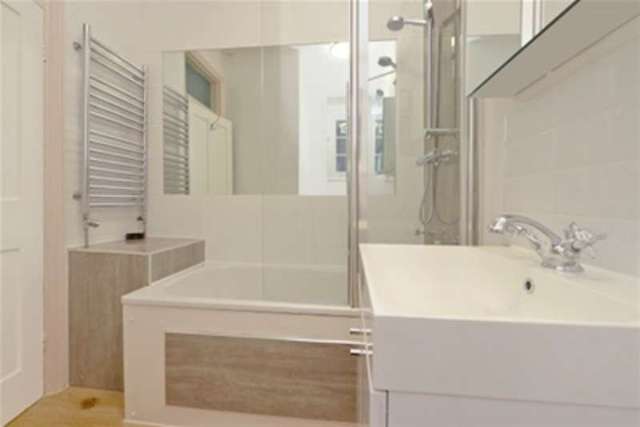  Image of 1 bedroom Flat to rent in Albert Bridge Road London SW11 at Battersea, SW11 4PG