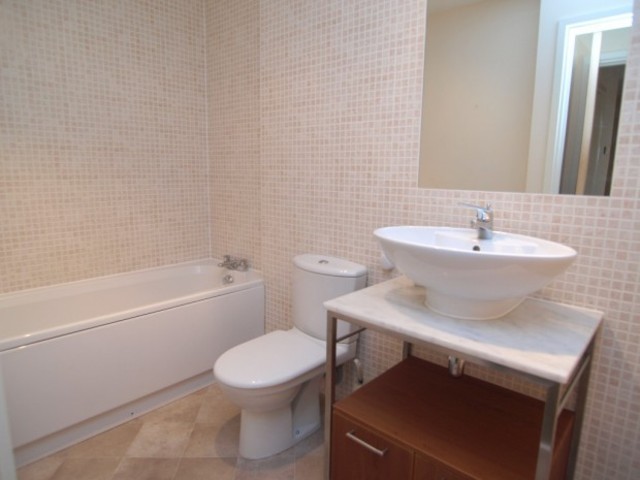  Image of 2 bedroom Flat to rent in Albion Gardens Edinburgh EH7 at Lochend Edinburgh Edinburgh, EH7 5QL