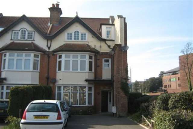  Image of 1 bedroom Flat to rent in Alumhurst Road Westbourne Bournemouth BH4 at Bournemouth, BH4 8ER