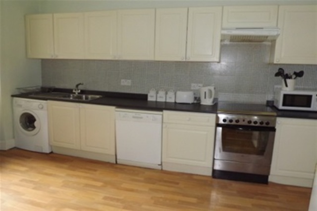  Image of 4 bedroom Flat to rent in Ardgowan Square Greenock PA16 at Greenock Inverclyde Inverclyde, PA16 8ET